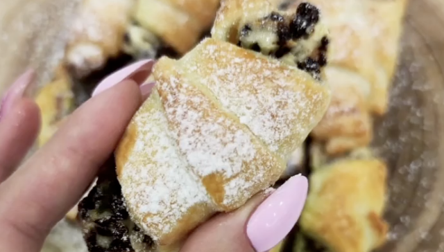 croissant al cannolo: deliziosi cornetti ripieni di ricotta light e cioccolato fondente